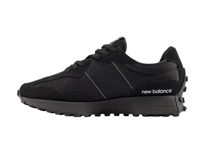 Tenis New Balance modelo 327 en color negro total con suela ancha y textura de malla y gamuza.