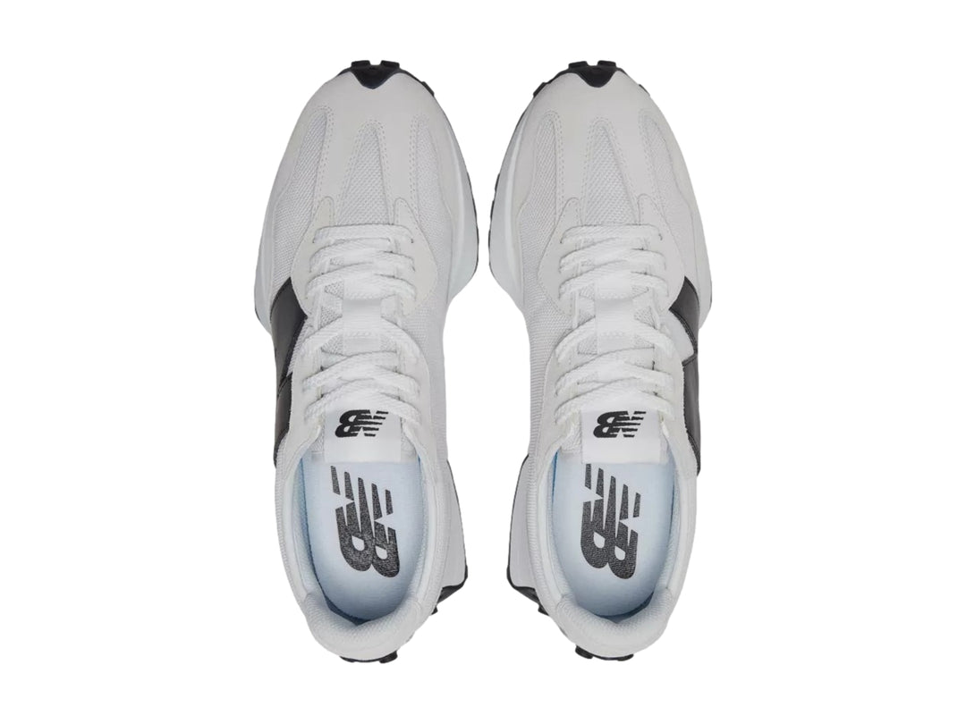 Tenis New Balance 327 color blanco con logotipo y suela negra.