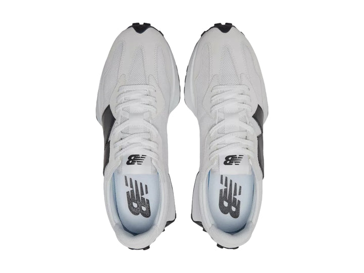 Tenis New Balance 327 color blanco con logotipo y suela negra.