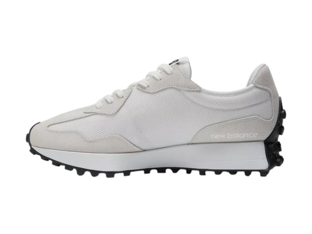 Tenis New Balance 327 color blanco con logotipo y suela negra.