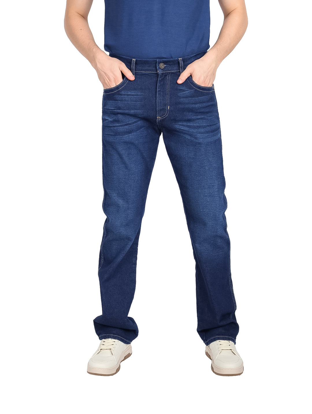 Hombre vistiendo jeans Wrangler color índigo estilo slim boot retro.