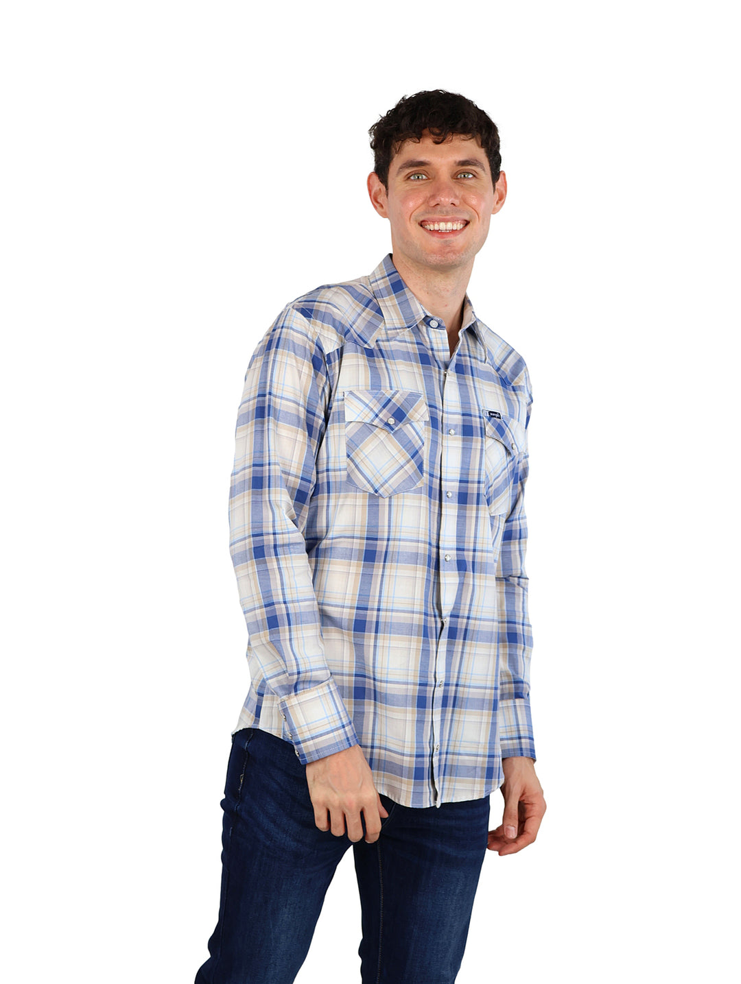 Hombre vistiendo camisa Wrangler azul y blanca a cuadros con manga larga y bolsillos frontales.