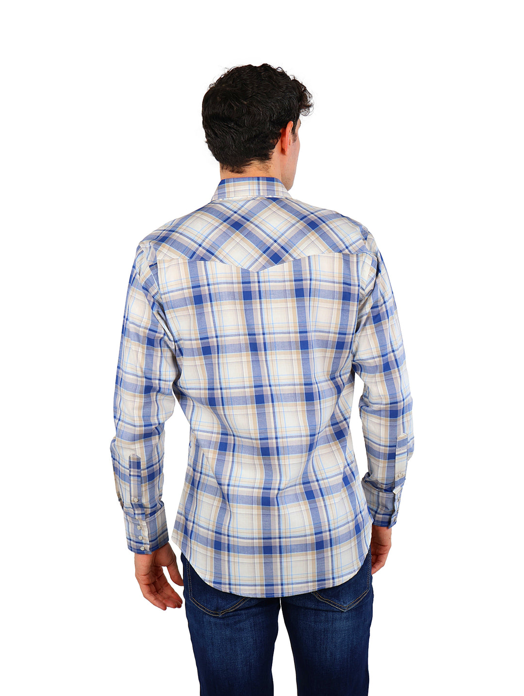 Hombre vistiendo camisa Wrangler azul y blanca a cuadros con manga larga y bolsillos frontales.