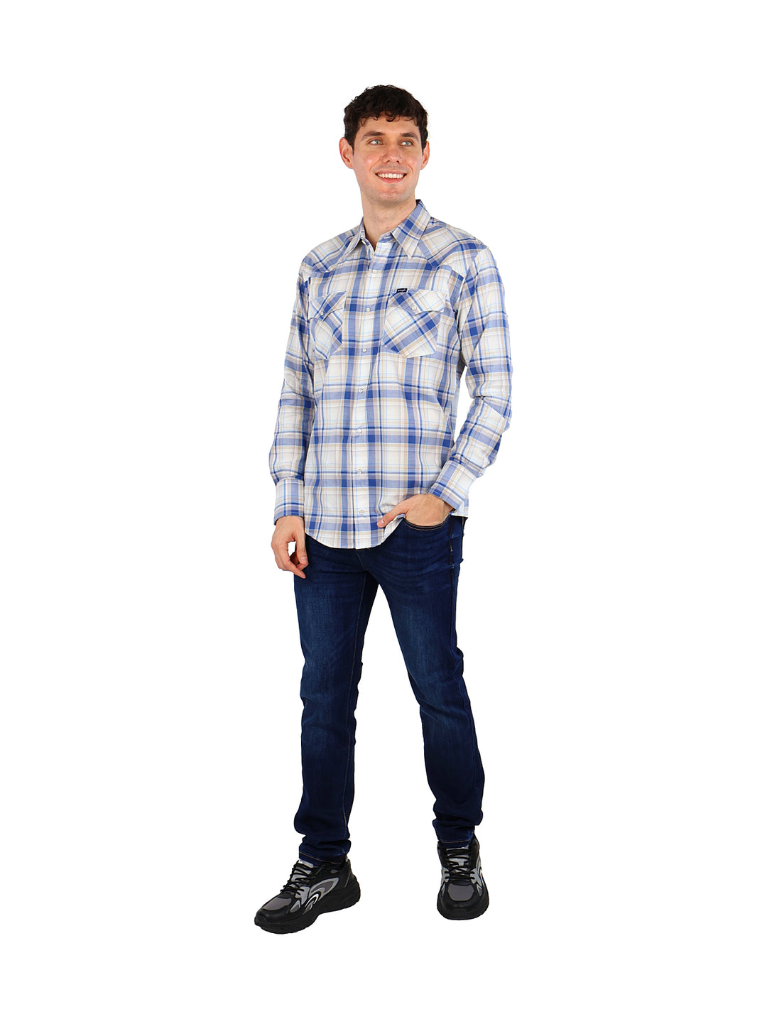 Hombre vistiendo camisa Wrangler azul y blanca a cuadros con manga larga y bolsillos frontales.