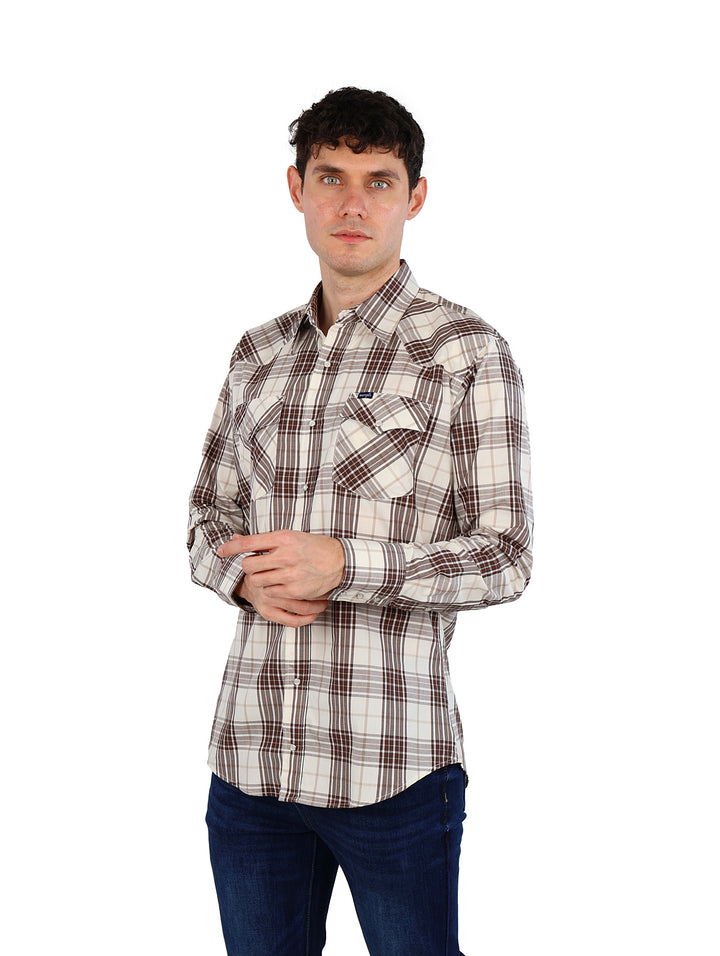 Hombre vistiendo camisa Wrangler a cuadros en color café y blanco.