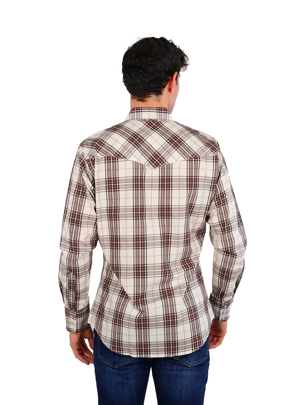 Hombre vistiendo camisa Wrangler a cuadros en color café y blanco.