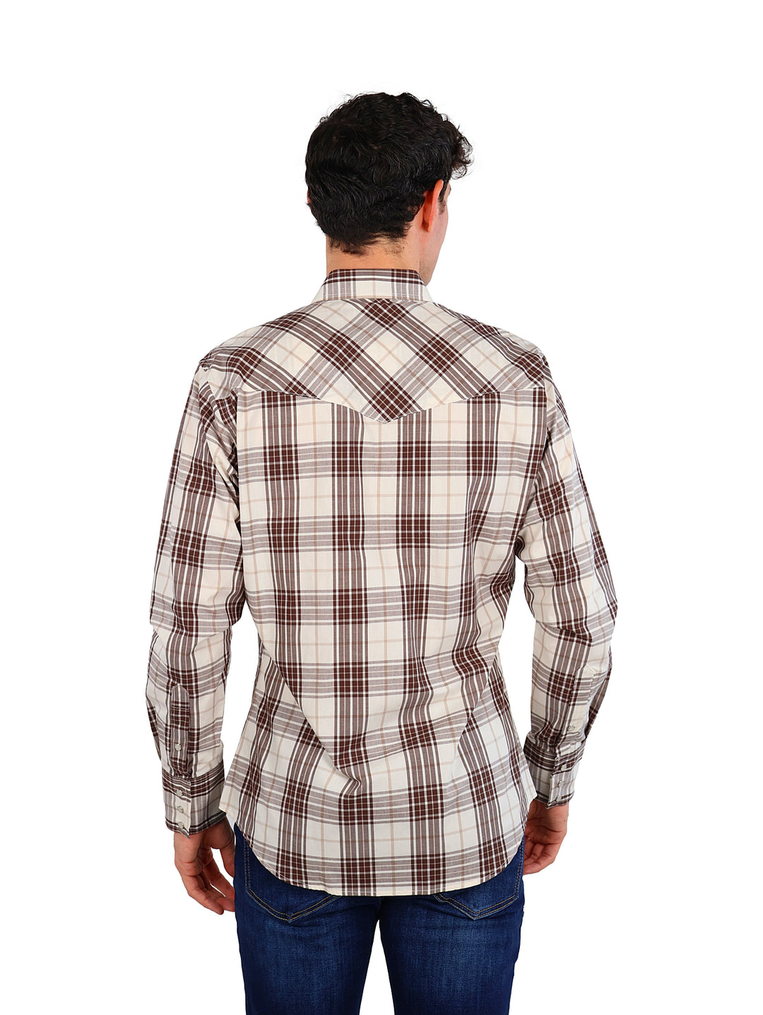 Hombre vistiendo camisa Wrangler a cuadros en color café y blanco.