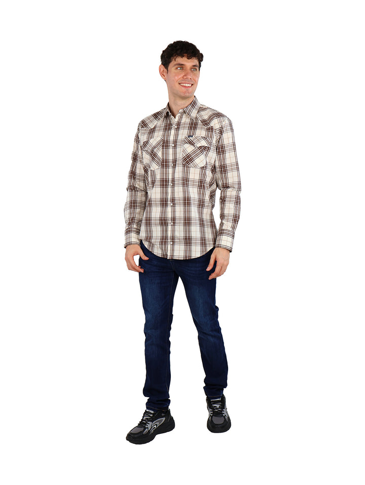 Hombre vistiendo camisa Wrangler a cuadros en color café y blanco.