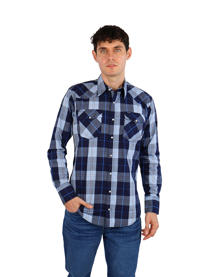 Hombre vistiendo camisa Wrangler de manga larga con estampado de cuadros en tonos azul marino y azul claro.