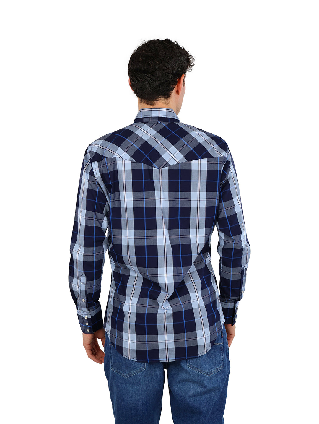 Hombre vistiendo camisa Wrangler de manga larga con estampado de cuadros en tonos azul marino y azul claro.
