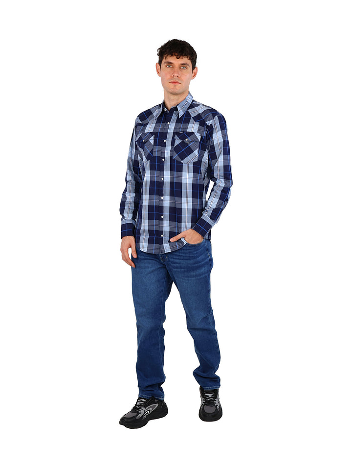 Hombre vistiendo camisa Wrangler de manga larga con estampado de cuadros en tonos azul marino y azul claro.