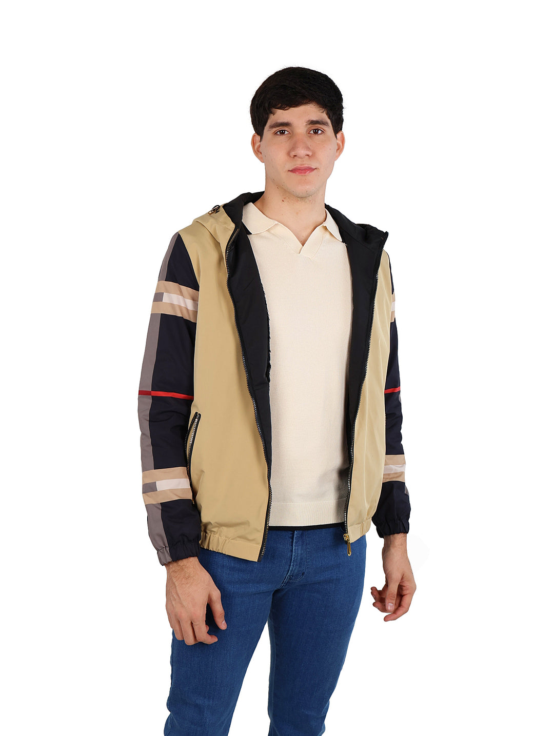 Hombre vistiendo chamarra Pavini color beige y negro con capucha y detalles laterales en las mangas.
