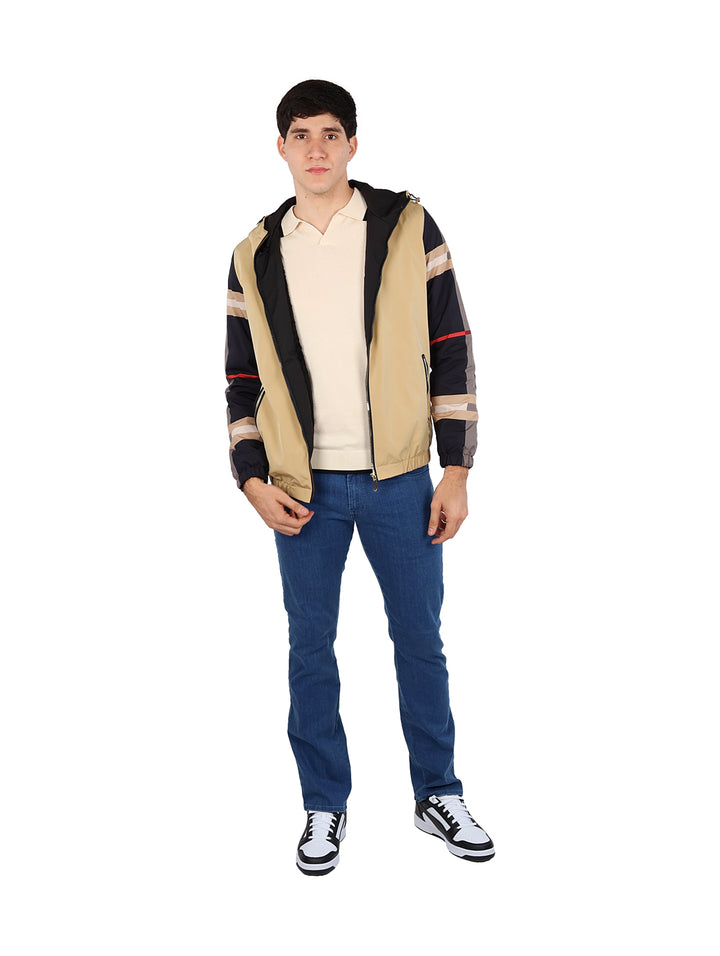 Hombre vistiendo chamarra Pavini color beige y negro con capucha y detalles laterales en las mangas.
