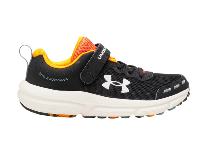 Tenis deportivos Under Armour para niño en color negro con detalles naranja y suela blanca.