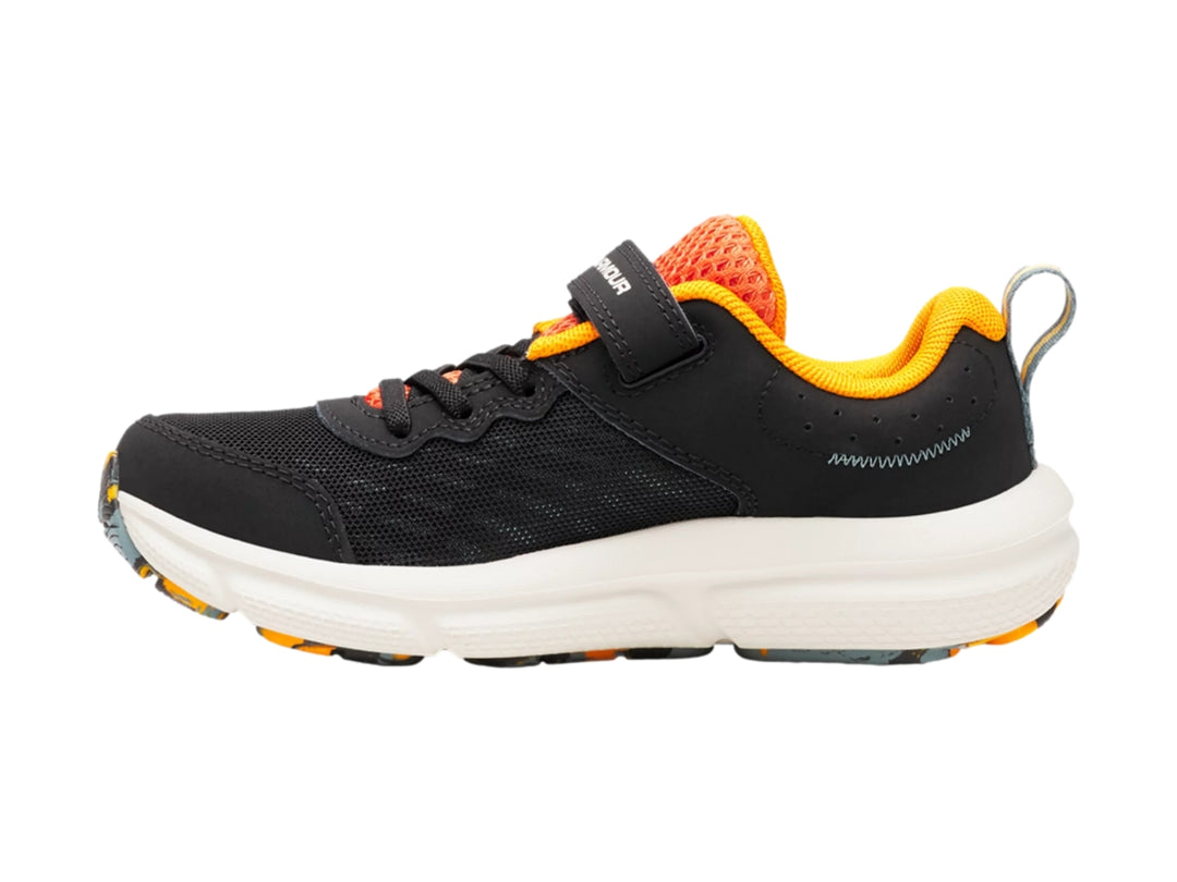 Tenis deportivos Under Armour para niño en color negro con detalles naranja y suela blanca.