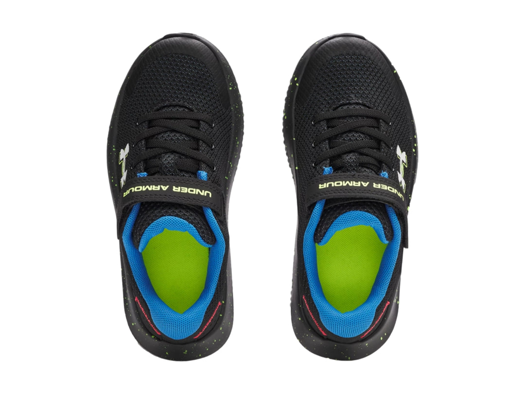 Tenis deportivos Under Armour color negro con detalles en azul y verde lima.