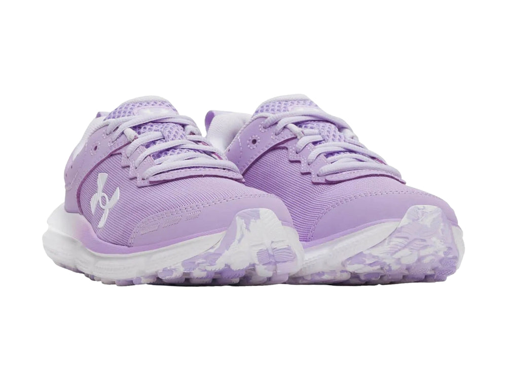 Tenis deportivos Under Armour de color morado con suela blanca y logotipo blanco lateral.
