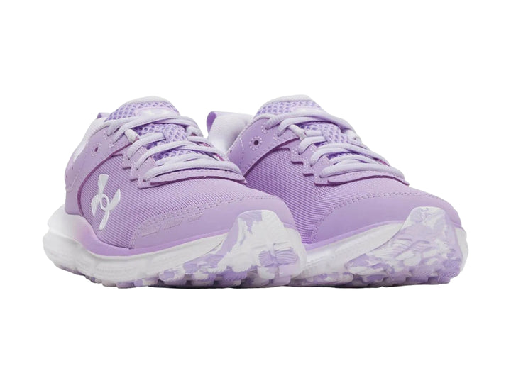 Tenis deportivos Under Armour de color morado con suela blanca y logotipo blanco lateral.