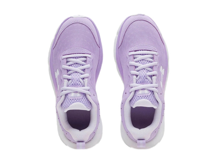 Tenis deportivos Under Armour de color morado con suela blanca y logotipo blanco lateral.
