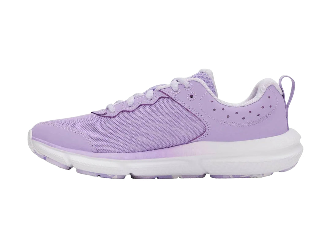 Tenis deportivos Under Armour de color morado con suela blanca y logotipo blanco lateral.