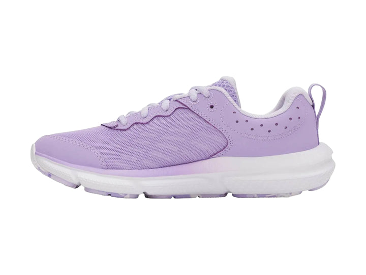 Tenis deportivos Under Armour de color morado con suela blanca y logotipo blanco lateral.