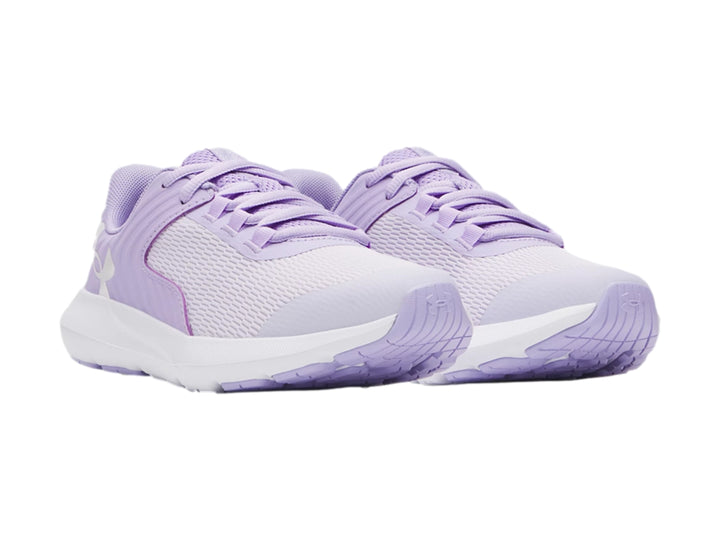 Tenis deportivos Under Armour de color morado con suela blanca y detalles en malla.