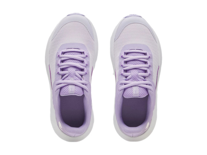 Tenis deportivos Under Armour de color morado con suela blanca y detalles en malla.