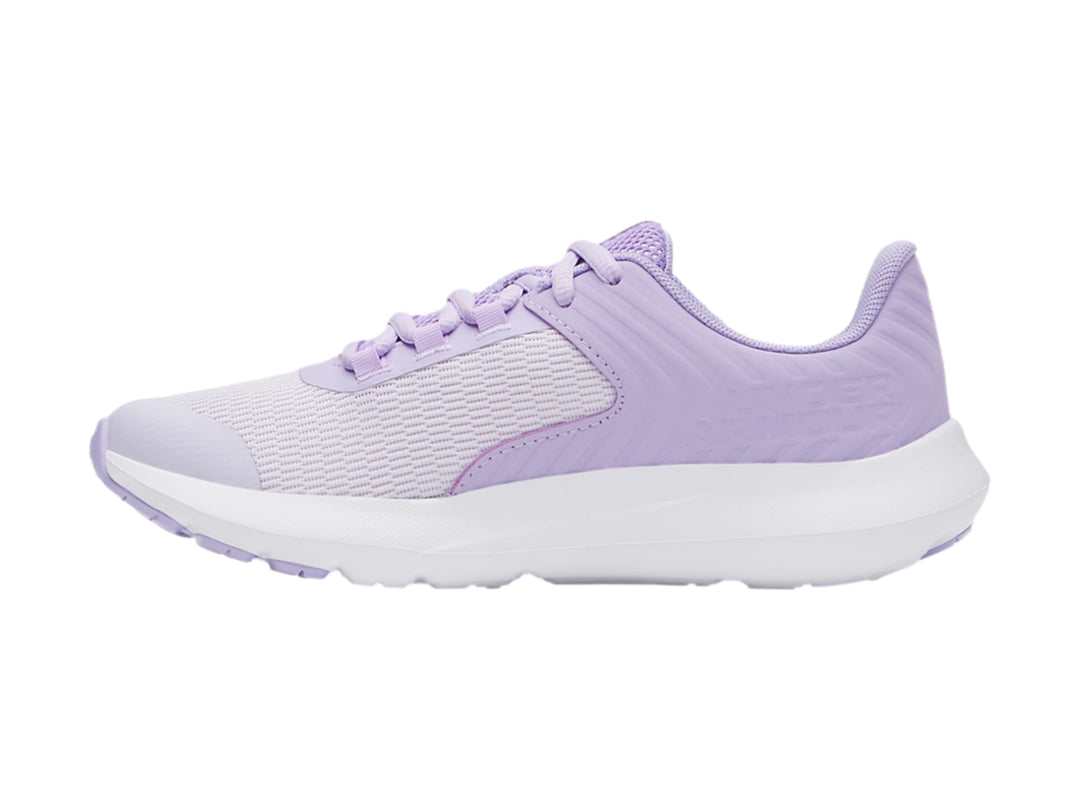 Tenis deportivos Under Armour de color morado con suela blanca y detalles en malla.