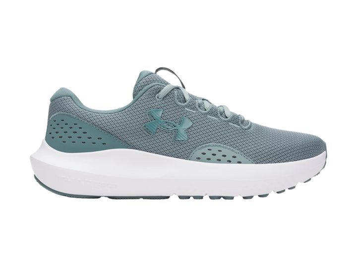 Tenis deportivos Under Armour color verde con suela blanca, vista lateral.