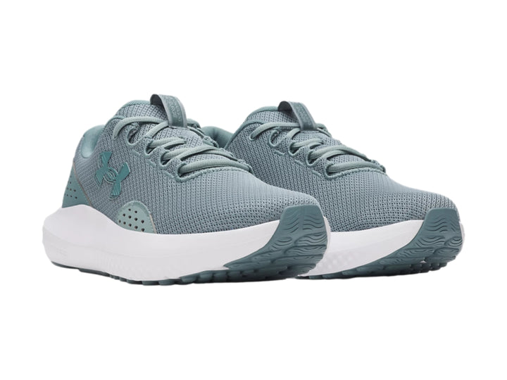 Tenis deportivos Under Armour color verde con suela blanca, vista lateral.