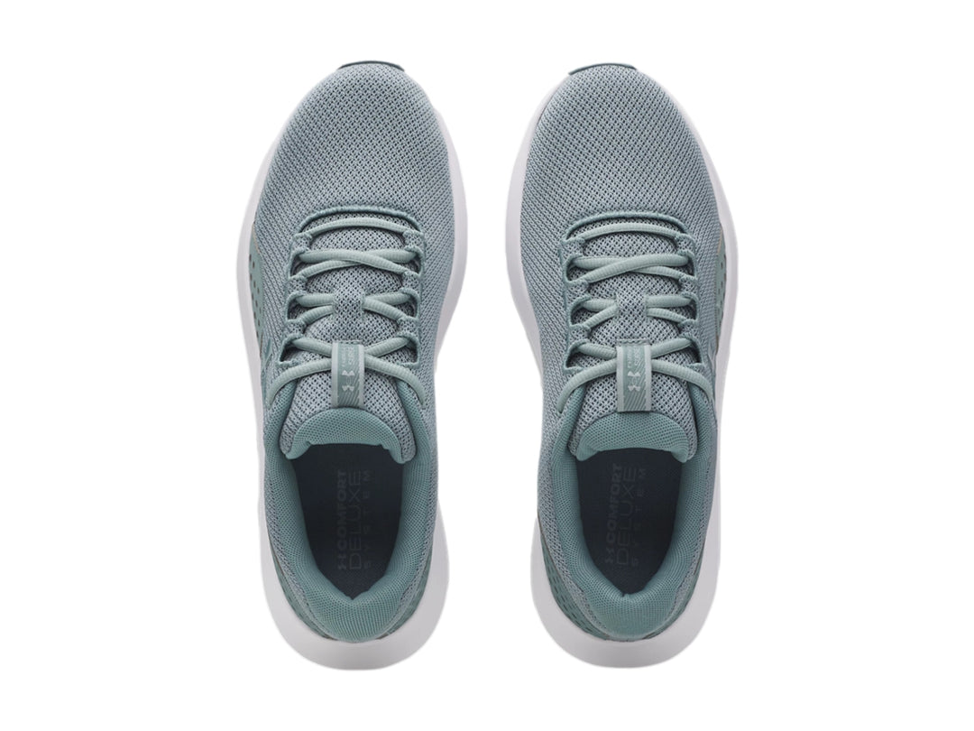 Tenis deportivos Under Armour color verde con suela blanca, vista lateral.