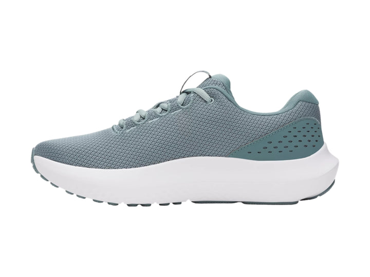 Tenis deportivos Under Armour color verde con suela blanca, vista lateral.