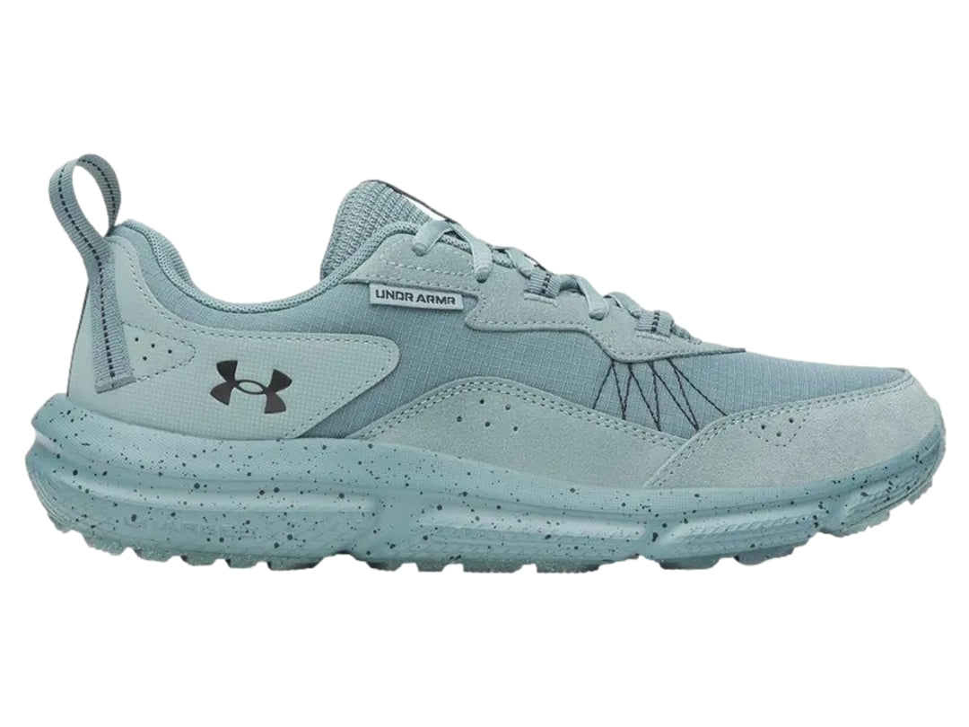 Tenis deportivos Under Armour color azul claro con suela gruesa moteada y malla transpirable.