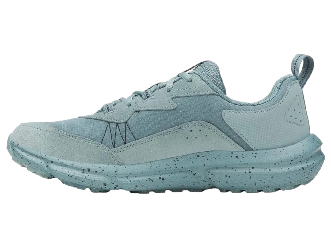 Tenis deportivos Under Armour color azul claro con suela gruesa moteada y malla transpirable.