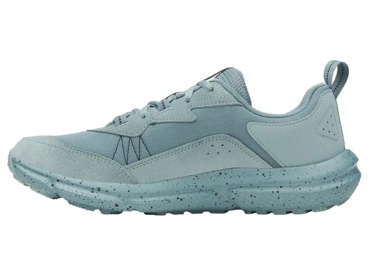 Tenis deportivos Under Armour color azul claro con suela gruesa moteada y malla transpirable.