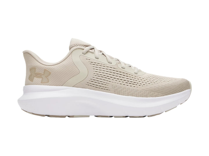 Tenis deportivos Under Armour Charged Rogue 5 en color beige con suela blanca.
