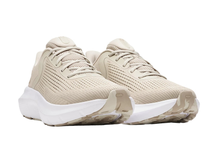 Tenis deportivos Under Armour Charged Rogue 5 en color beige con suela blanca.