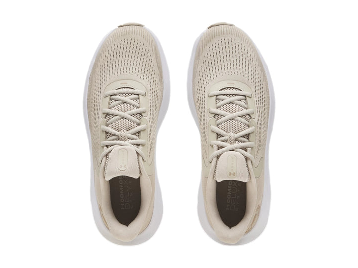 Tenis deportivos Under Armour Charged Rogue 5 en color beige con suela blanca.