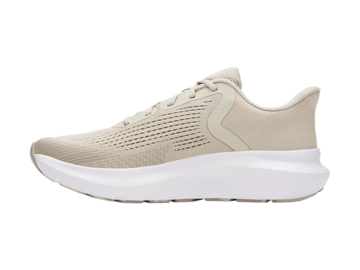 Tenis deportivos Under Armour Charged Rogue 5 en color beige con suela blanca.