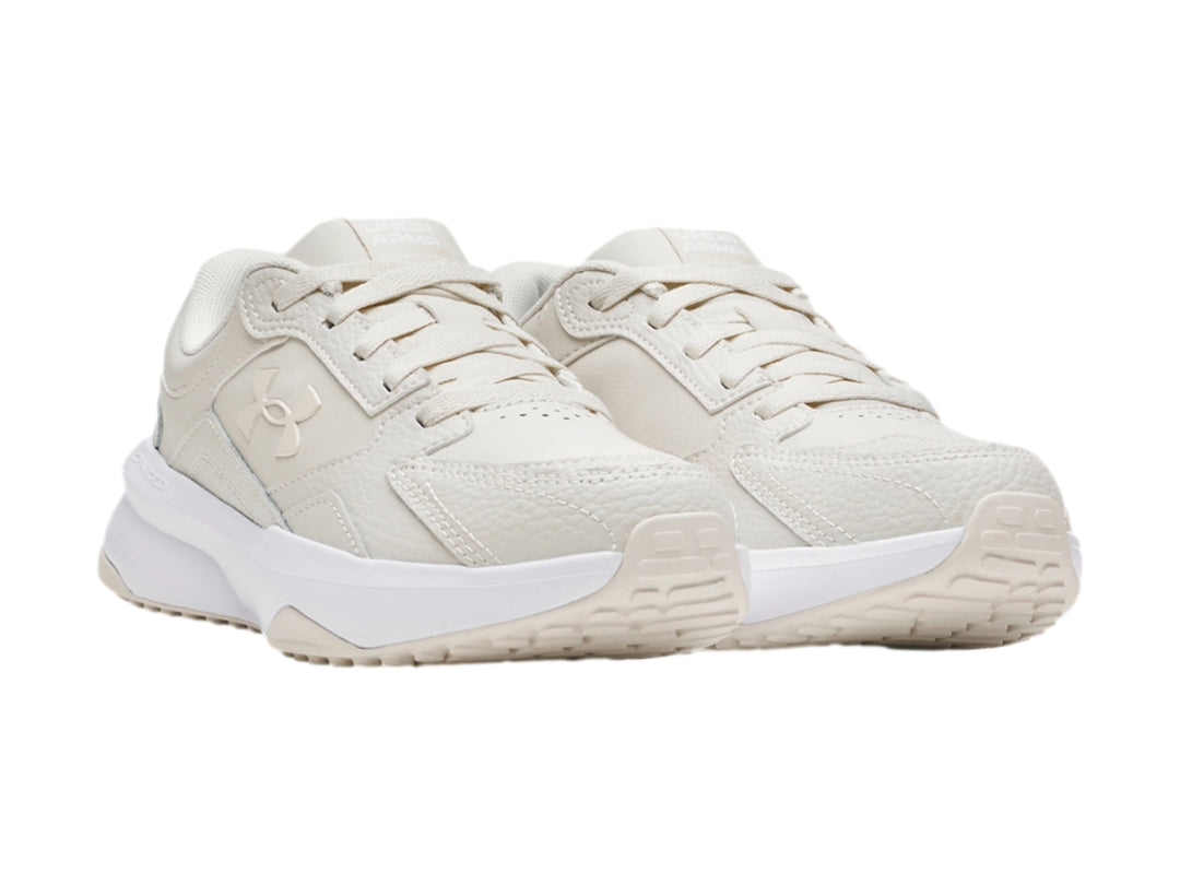 Tenis deportivos Under Armour de color blanco con acabado en cuero sintético.