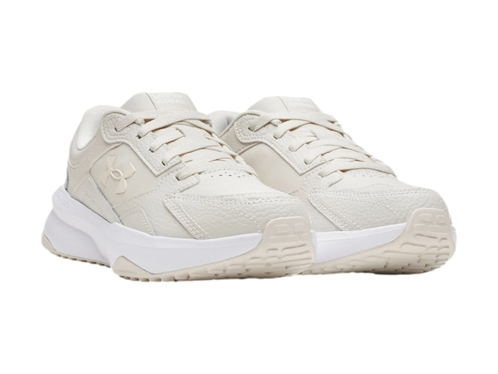 Tenis deportivos Under Armour de color blanco con acabado en cuero sintético.