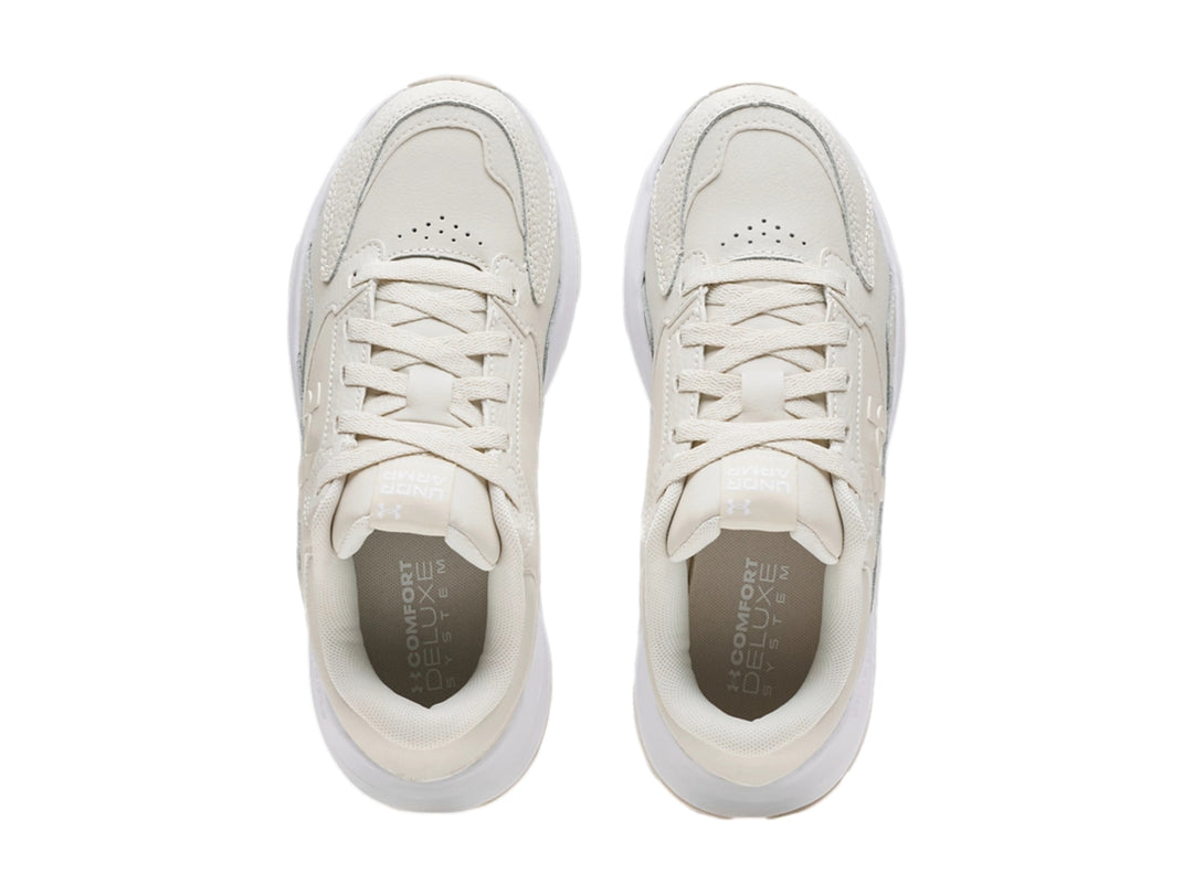 Tenis deportivos Under Armour de color blanco con acabado en cuero sintético.
