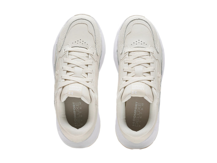Tenis deportivos Under Armour de color blanco con acabado en cuero sintético.
