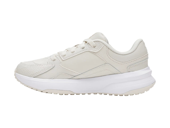 Tenis deportivos Under Armour de color blanco con acabado en cuero sintético.