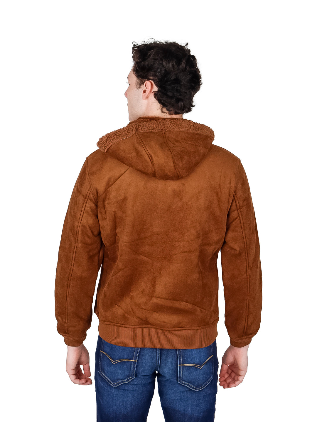 Hombre vistiendo chamarra American Fly color chocolate con capucha y cierre frontal.