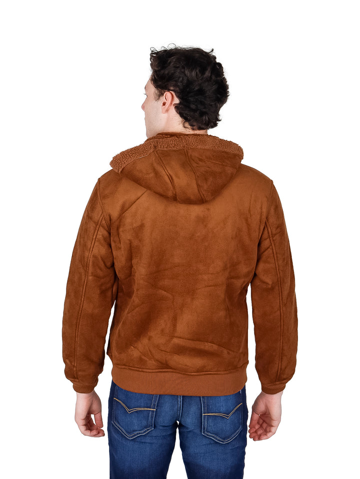 Hombre vistiendo chamarra American Fly color chocolate con capucha y cierre frontal.