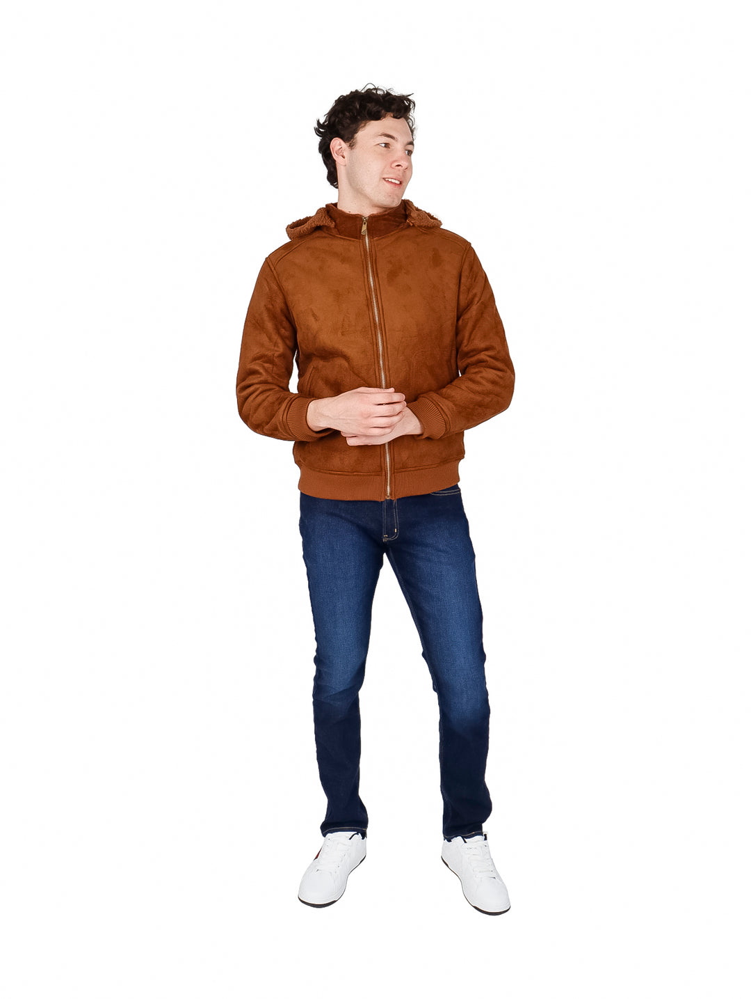 Hombre vistiendo chamarra American Fly color chocolate con capucha y cierre frontal.