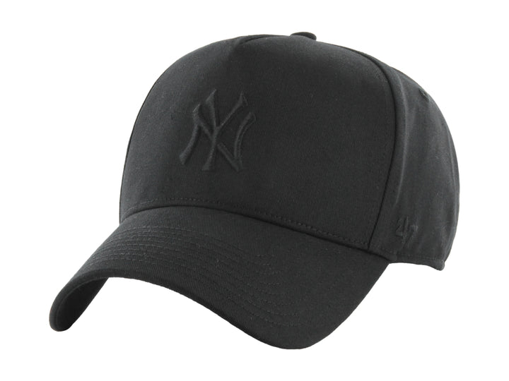 Gorra de béisbol color negro con logotipo bordado en el frente y visera curva.