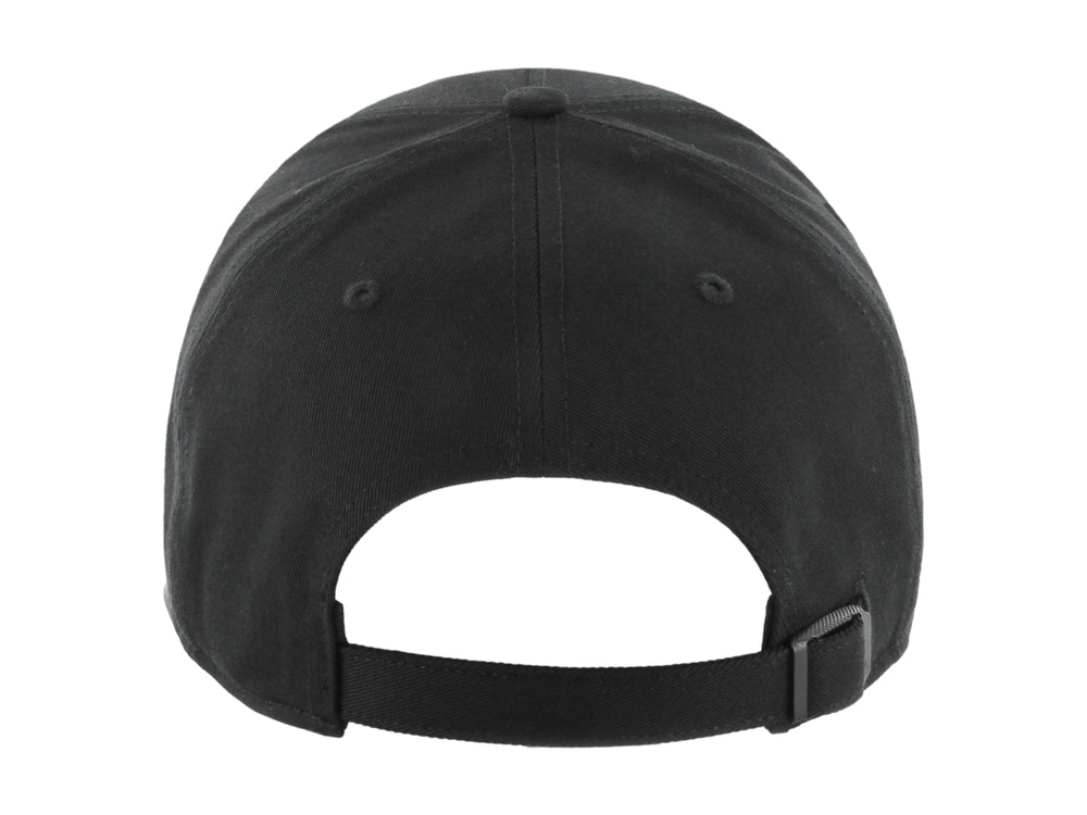 Gorra de béisbol color negro con logotipo bordado en el frente y visera curva.