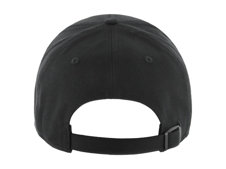 Gorra de béisbol color negro con logotipo bordado en el frente y visera curva.